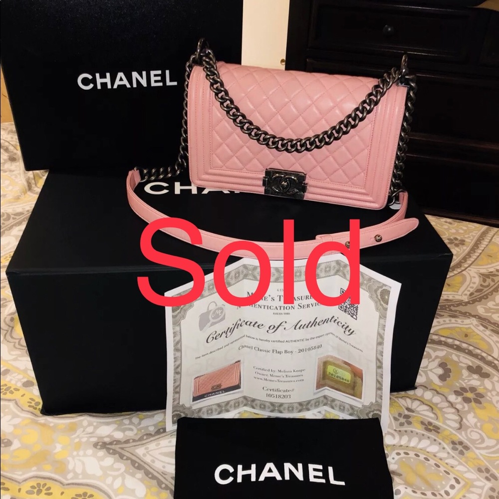 Authentic Chanel pink lambskin Medium le boy